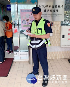 所得稅申報開跑，北港警方為保護民眾財產安全，在稽徵所前增設巡邏箱並加強巡邏班次，讓民眾安全感大幅提高。（記者陳昭宗拍攝）