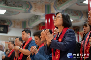 至於傳出郭台銘在美國總統川普面前，抱怨總統蔡英文是「麻煩製造者」一事，蔡英文其個人Facebook上表示，她執政3年來，得到國際支持時，她不會冒進，遇到外部壓力時，她也不曾妥協。（圖／總統府Flickr）