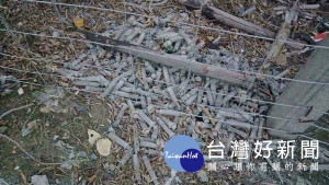 台78線快速道路邊坡下方遭棄置大量針筒，雲林縣環保局獲報與公路總局先予以清除，並由台西警分局調閱監視器追查偵辦。（記者陳昭宗拍攝）