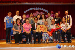 林世賢市長和受表揚模範母親中最高齡98歲的林秀琴及家人合影。