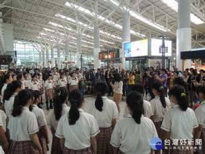 高雄市文府國中合唱團前來演唱，將高鐵車站化為公共藝術空間，讓左營站洋溢著溫馨與祝福的氣氛。（圖／記者郭文君攝）