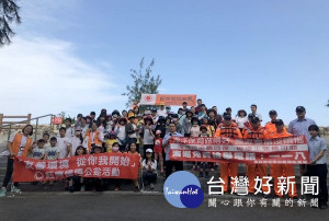 海巡署第四岸巡隊與鈺齊國際股份有限公司於三條崙海水浴場辦理淨灘活動，共同為守護海洋環境、永續海洋資源盡一份心力。（記者陳昭宗拍攝）