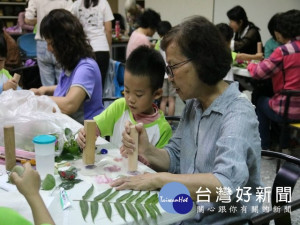 

弘光科技大學於母親節前夕，承辦的樂齡大學與附設幼兒園一起設計「祖孫代間課程」，讓阿公、阿嬤和孫子輩的孩童一起上課，老少互動熱絡。（記者陳榮昌攝）