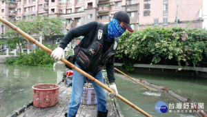 目前愛河的漂浮垃圾已大致完成清理，僅剩下零星部分將會持續打撈（圖／記者何沛霖攝）