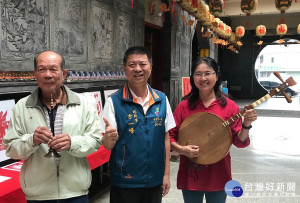 總幹事方一峰（中）、港墘太平歌樂師黃玉惠（右）、三五甲文武郎君陣蔡財旺（左）