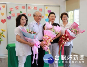 雲林家扶委員程英綢、鍾麗玉與李美惠獲得模範母親及模範婆媳殊榮，主委陳燦勳特以鮮花祝賀偉大的媽媽母親節快樂。（記者陳昭宗拍攝）