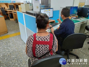 婦人神情慌張求助　警拆穿詐騙手法