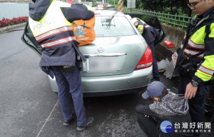 警方處理車禍案件，眼尖追查出毒品通緝犯，在車上查獲改造掌心雷手槍1把、子彈2發，及二級毒品大麻毛重0.97公克