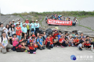 南華大學發起東石鄉鰲鼓濕地淨灘，青銀少共創海洋廢棄物好點子