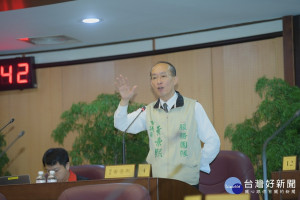 日前曾「嚴肅建議」青年局增設「月下老人科」的市議員黃景熙，在總質詢再度提出生育議題。(圖／桃園市議會提供)