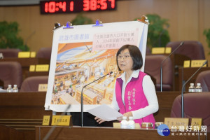 早期連棟屋進行改建需一併提出全部所有權人同意書，導致住戶辦理改建困難，市議員劉曾玉春建議放寬限制。(圖／桃園市議會提供)
