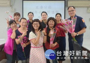 北港警分局長王立德獻上花束及蛋糕，向具有媽媽身份的女性員警表達祝福與敬意，也提醒大家對母愛及親情能有多一份關懷和珍惜。（記者陳昭宗拍攝）