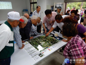 新北市土石流守護神2.0守護新北市民，提供雨量、颱風路徑及土石流警戒發佈狀況提供於Line平台，即時傳送災防示警訊息至手機，讓民眾能及早離災與避災 。（圖／農業局提供）