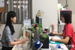 公所提供免費拍照，申辦健保卡更便利。