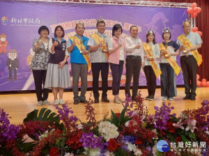 侯友宜市長、社會局長張錦麗、立委柯志恩、議員江怡臻、葉元之等出席聯合授牌儀式。（圖／記者黃村杉攝）