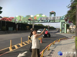 高管處近年來積極美化跨堤陸橋，讓跨堤陸橋也是一個美麗的裝置藝術，近日又將位於永和區的保順陸橋美化為捷運列車 。（圖／高管處提供）
