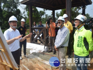 

大甲鐵砧山雕塑公園觀光服務設施改善工程七月竣工，立法院副院長蔡其昌13日上午邀集交通部觀光局局長周永暉等官員會勘。當場再爭取9000萬經費挹注第二期工程，獲周局長允諾支持。（記者陳榮昌攝）