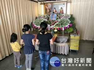 大甲區婦女紀洪金鳳罹患肺線癌病逝，遺下三幼姊妹及脊椎骨突出無法工作的丈夫，情節堪憐。岷山里長林清良協助善後，籲社會仁人善士解囊援助。（記者陳榮昌攝）