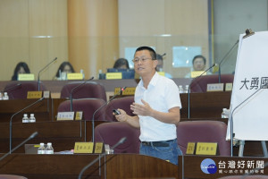 市議員蔡永芳在總質詢建議編列2.33億將文小一用地先行徵收，文中二及文小四跨區重劃開發，可立即解決大勇國小校地不足及校舍改建的問題。(圖／桃園市議會提供)
