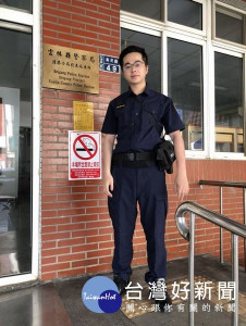 北港所警員歐全裕適時給予迷途的老婦人伸出援手，並協助聯繫家屬平安送返家中，熱心為民服務深獲讚揚及肯定。（記者陳昭宗拍攝）