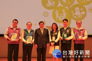 桃園市清淨家園及低碳鄰里獲獎合照 

