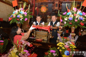 新港奉天宮開台媽祖駐台400年，馨護台灣騎島平安，環台賜福活動擲杯希望帶來台灣的幸福與平安