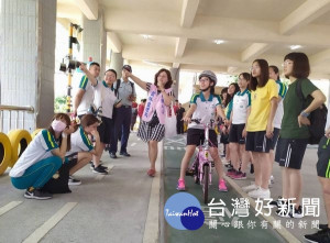雲林監理站設置大客車及機車路考場作為自行車安全體驗區，讓學生透過現場解說，建立正確交通安全觀念，避免危險事故發生。（記者陳昭宗拍攝）