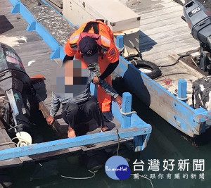 第四岸巡隊三條崙安檢所人員於港區執行安檢勤務時，聽見有民眾呼求聲，隨即趕赴發現漁民落海，成功將其救援上岸。（記者陳昭宗翻攝）