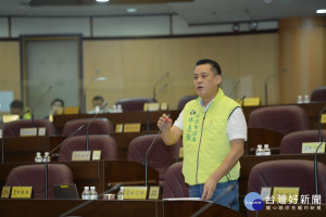市議員林志強在總質詢建議，市府可設立國際級觀光夜市，讓觀光客一到台灣，就直接在桃園消費，「讓觀光客把錢留下來，桃園才會發大財」。(圖／桃園市議會提供)