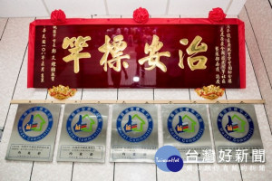 鄭市長頒贈桃園市平鎮區廣興里守望相助分隊隊部喬遷賀匾

