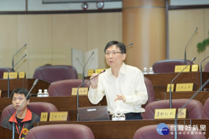 市議員詹江村針對經國轉運站動線、社會住宅與青年住宅混居、工廠排放污水提出質詢。(圖／桃園市議會提供)