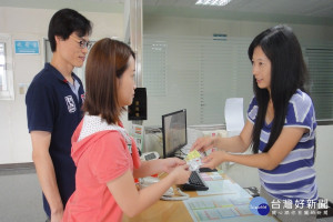 民眾領取試劑。
