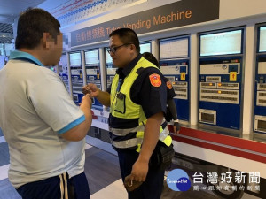 精障男外出迷途　暖心警自掏腰包買車票助返家