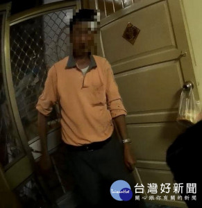 老翁暈眩躺地上　警伸援手助返家