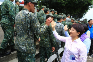 成功嶺慰勞中市役男 盧秀燕期勉樂觀進取