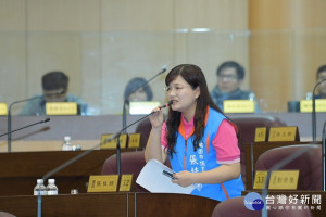 市議員張桂綿在總質詢指出，蘆竹分局是桃園唯一沒有自己辦公廳舍的警察分局，建議盡速尋找新地點自建辦公大樓。(圖／桃園市議會提供)