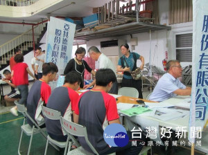 北港農工實習處辦理「雲林縣青年教育與就業儲蓄帳戶方案」就業博覽會，協助學生蒐集就業的多元資訊並與廠商進行媒合。（記者陳昭宗拍攝）