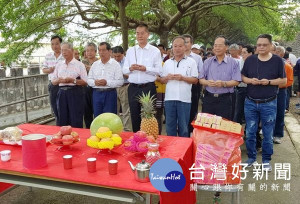 雲林農田水利會舉行「圳頭祭」斗六大圳通水典禮，由會長林文瑞主祭，敬拜天地祈求通水順利、五穀豐收。（記者陳昭宗拍攝）