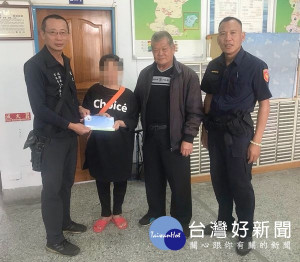 北港警方勤查獲知轄區弱勢民眾生活陷困境，立即向廉使夜市慈愛組織會及張榮發基金會等團體求援，家屬感激萬分。（記者陳昭宗拍攝）