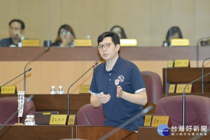 王浩宇在總質詢臨時抽考「桃園小學堂」12題考題。(圖／桃園市議會提供)