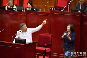 先前北市府為了第一果菜及漁類批發市場（萬大漁市）改建工程，打算動支第二預備金達2.75億元，用以應付多出的經費。此措施送議會備查時，被多名議員質疑，北市府不選擇追加預算，是為了以備查案規避議會的監督。台北市長柯文哲16日赴議會針對重大工程進行專案報告時，市府決定以追加預算辦理萬大漁市）改建工程，盼今年可以順利開工。（圖／台北市政府秘書處）