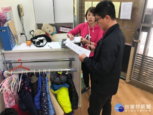 為讓市民享有優質安全的托育與社區親子館服務，新北市政府公安小組進行聯合稽查，確保托育安全 。（圖／消防局提供）