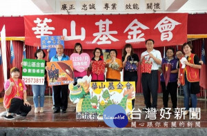 華山基金會舉辦「龍舟共濟、溫暖孤老心」公益活動，由幼兒園小朋友獻上親手製作的粽子香包，陪伴阿公阿嬤們開心過節。（記者陳昭宗拍攝）