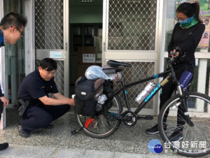 香港情侶騎車環島輪胎洩氣　熱心警協助送溫暖