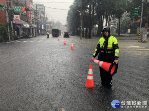 桃園市八德區同和及建國路口積水 四維派出所交管維護安全