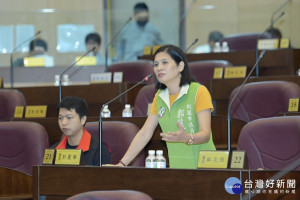 市議員郭麗華在市政總質詢中，針對敬老愛心卡擴大使用範圍、關懷據點志工補助、南美河濱公園設置天幕球場提出數項建議。(圖／桃園市議會提供)
