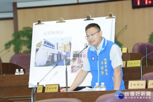 市議員林昭賢以金鏟子凸顯桃園公幼招生制度面臨的問題。(圖／桃園市議會提供)

