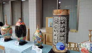 ▲更生市集中展售由更生人製作的精湛陶藝製作。(圖╱記者范文濱攝)