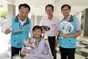 翁縣長探視國中教育會考車禍受傷學生應考情形