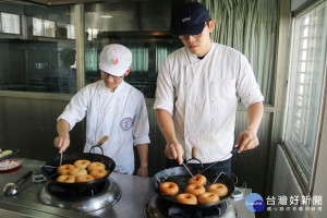 弘光科技大學食品科技系學生今年舉辦「食科祭活動」選擇以米當主題，提升用米的廣泛度。（記者陳榮昌攝）